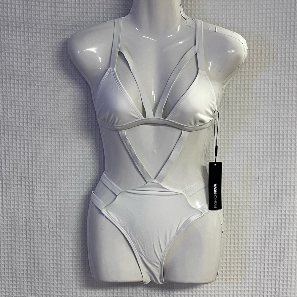 Fashion Nova ladies "Nisha Strappy"  swimsuit size XS (NWT)